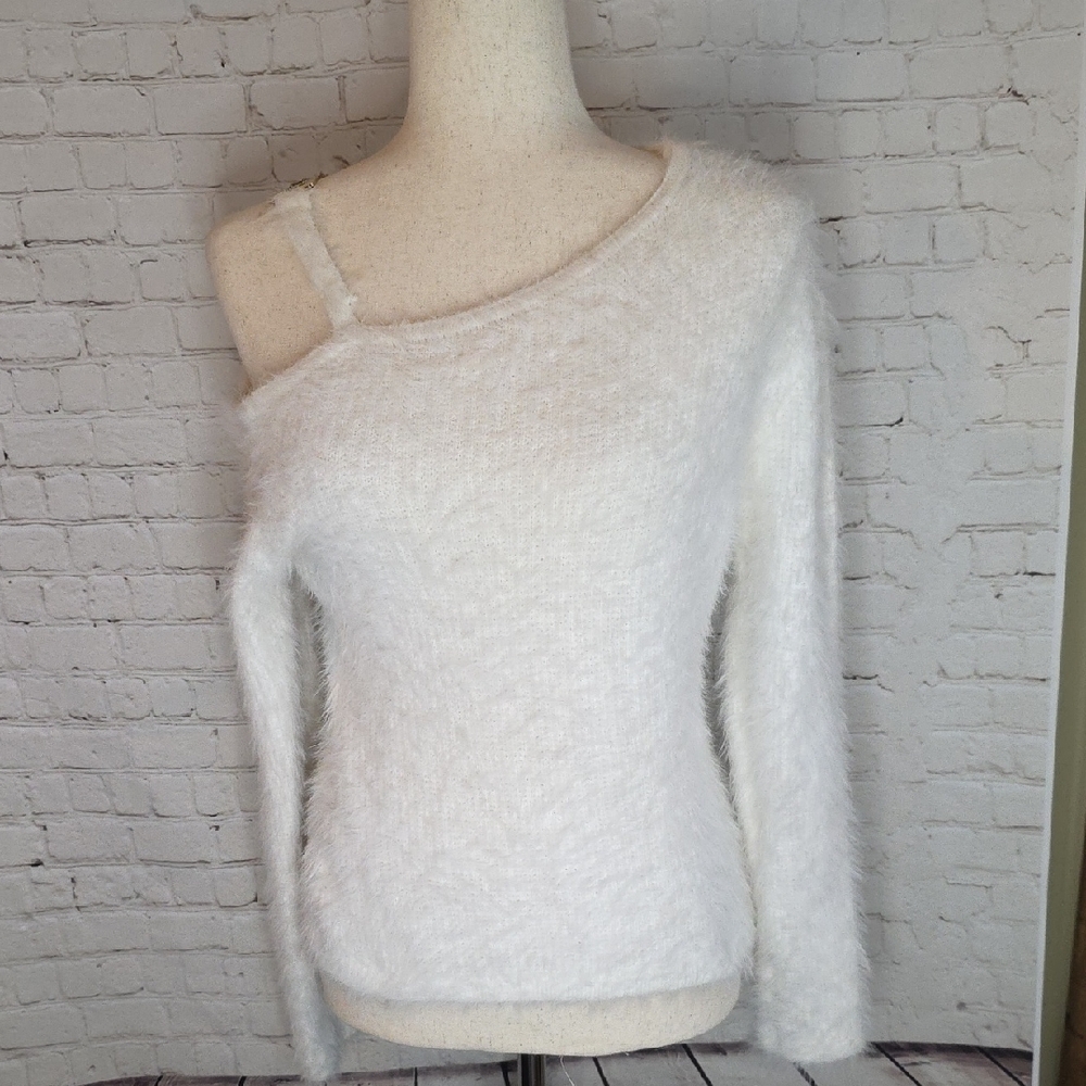 Ultra-Soft Cream Fuzzy Eyelash Knit Off-the-Shoulder Sweater‎ size M